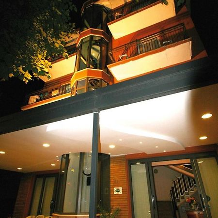 Hotel Eureka Римини Экстерьер фото