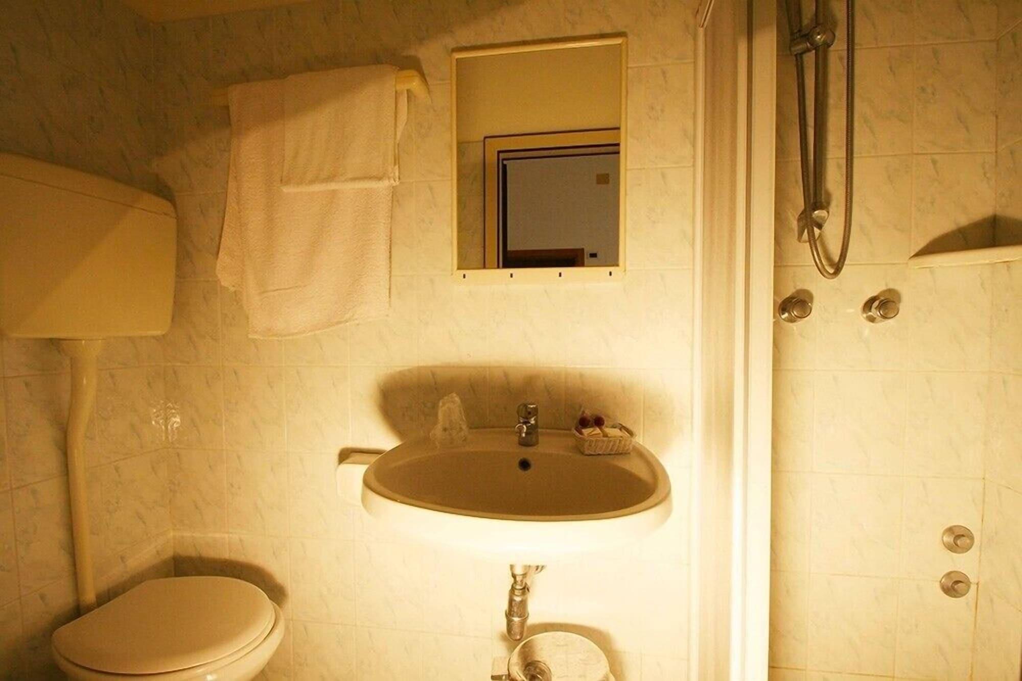 Hotel Eureka Римини Экстерьер фото