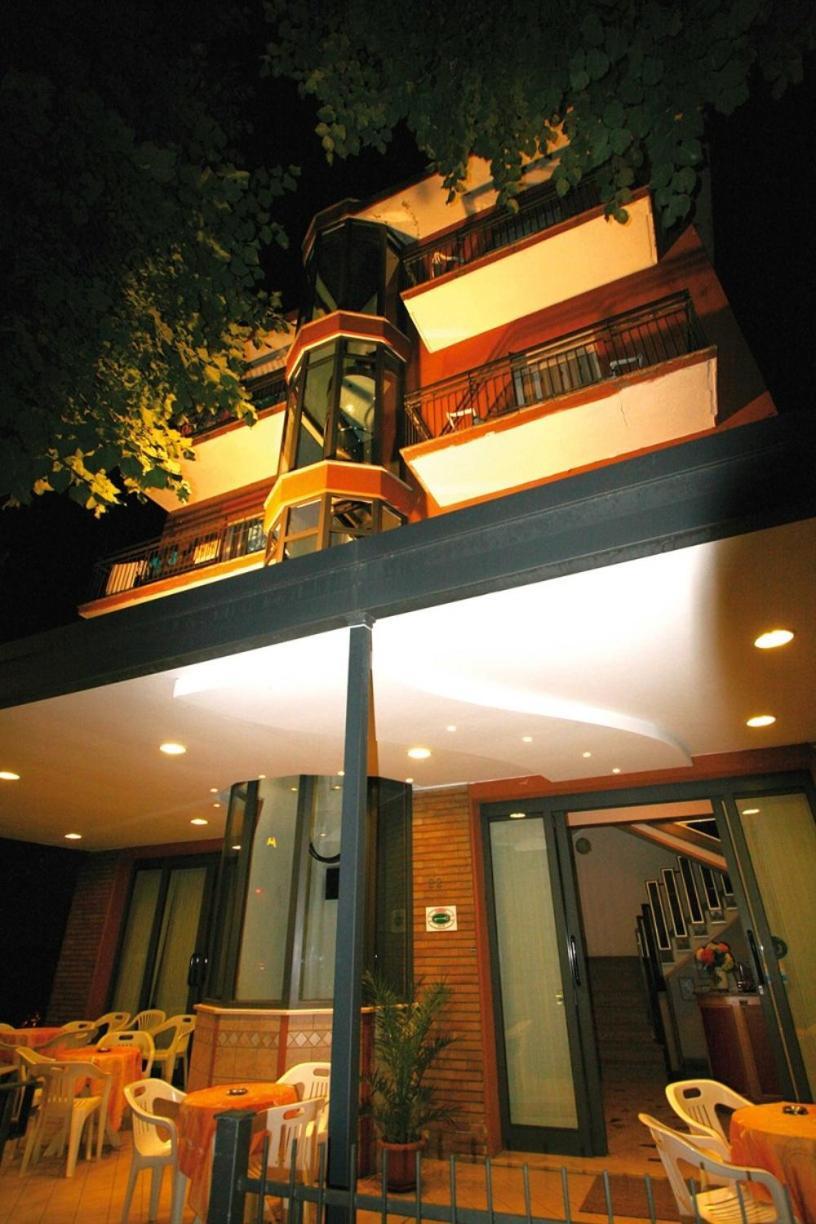 Hotel Eureka Римини Экстерьер фото