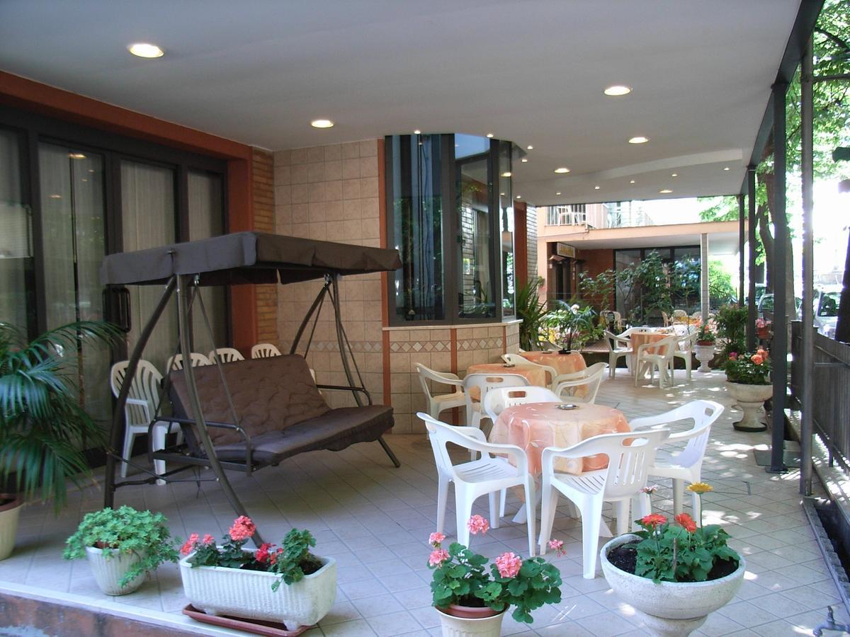 Hotel Eureka Римини Экстерьер фото