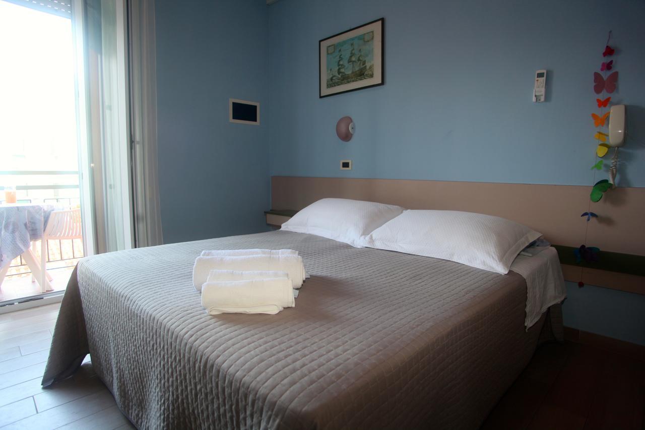 Hotel Eureka Римини Экстерьер фото